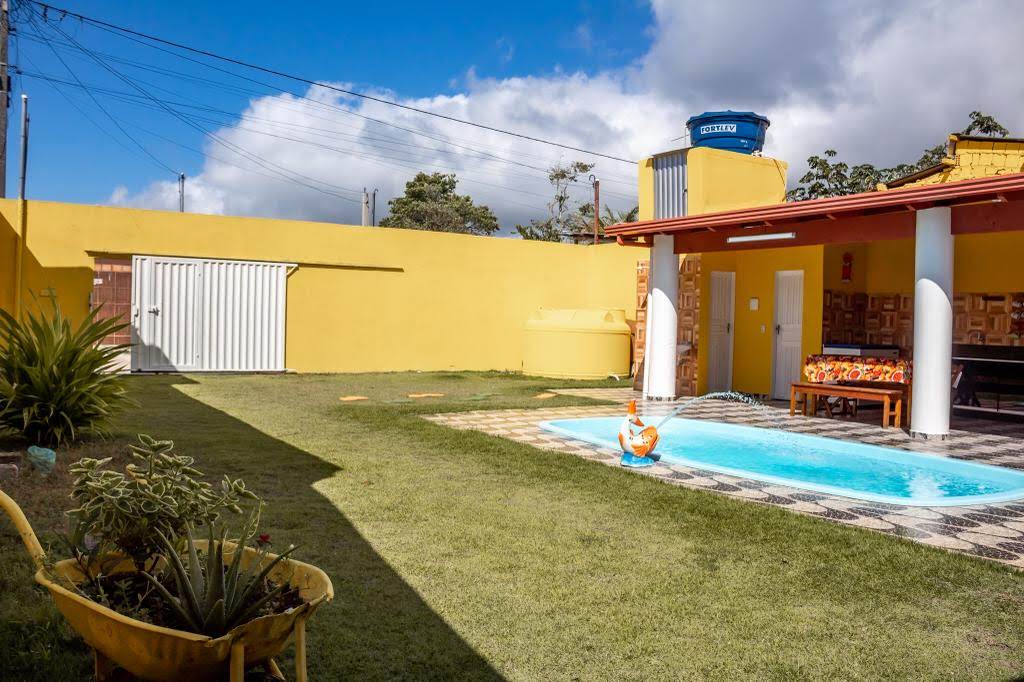 Casa Amarela com piscina privativa para temporada em Alcobaça-BA