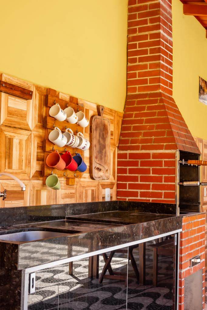 Área da churrasqueira da Casa Amarela ideal para reunir família e amigos em Alcobaça-BA