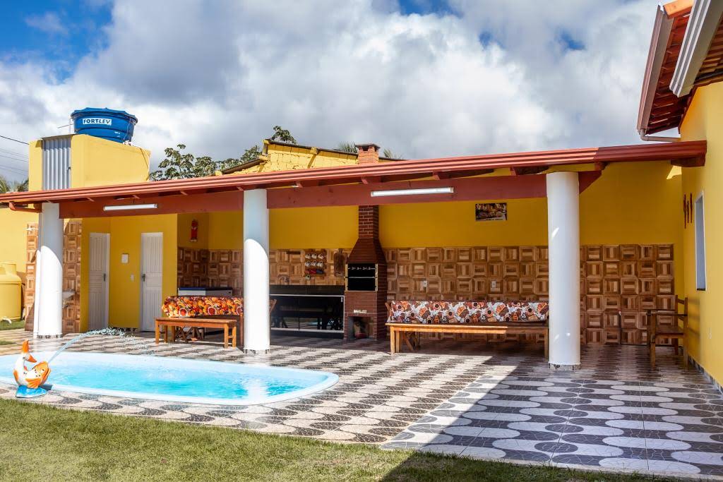Espaço gourmet com churrasqueira na Casa Amarela para temporada em Alcobaça-BA