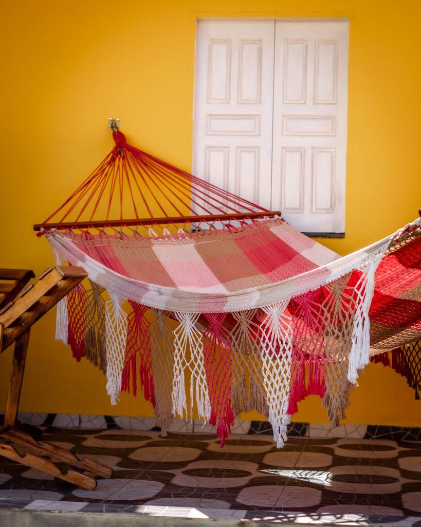 Espaço com rede de descanso na Casa Amarela para relaxar em Alcobaça-BA