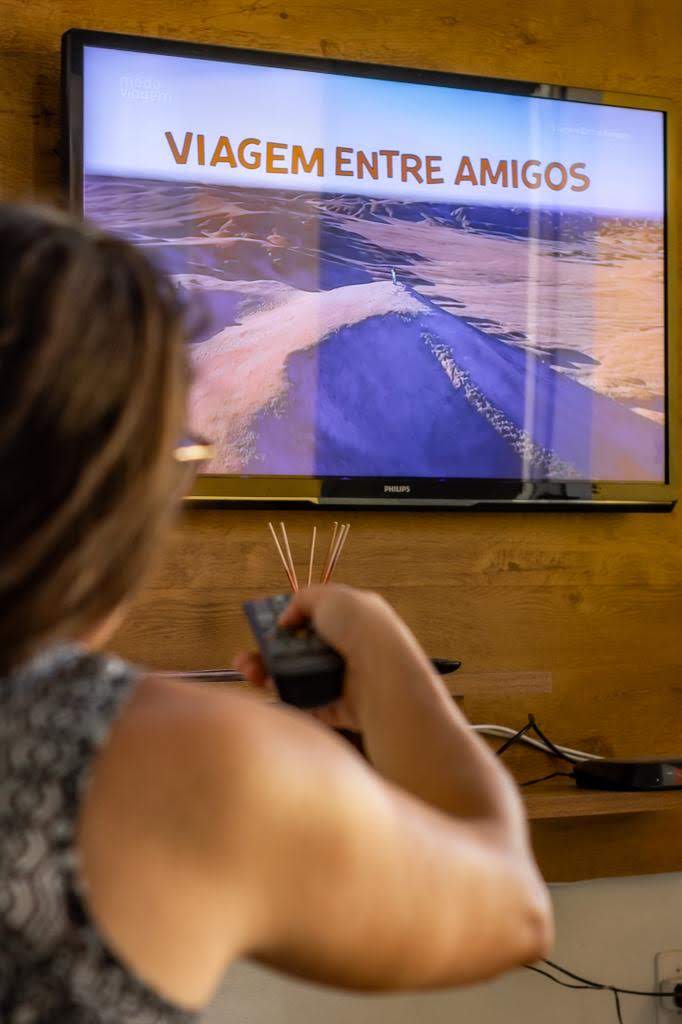 Sala com TV da Casa Amarela para maior conforto durante a estadia em Alcobaça-BA
