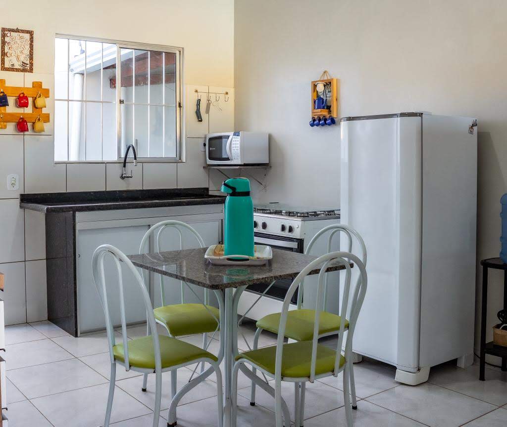 Espaço da cozinha da Casa Amarela ideal para refeições em família em Alcobaça-BA