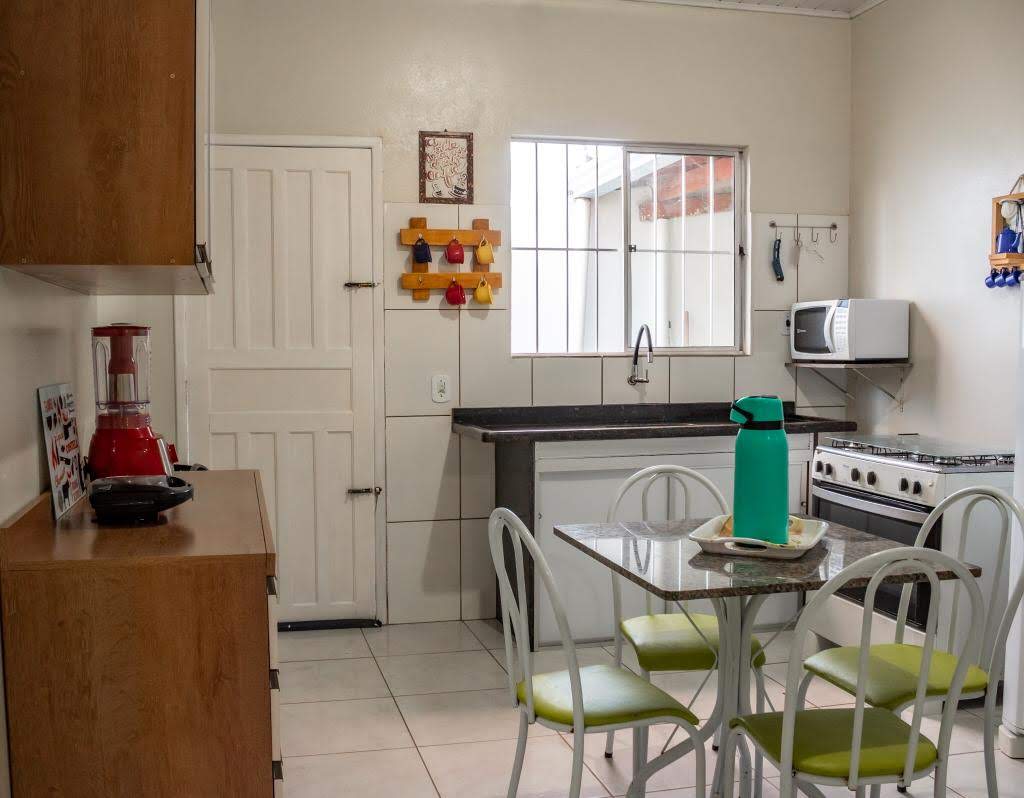 Cozinha funcional da Casa Amarela para dias tranquilos de descanso em Alcobaça-BA