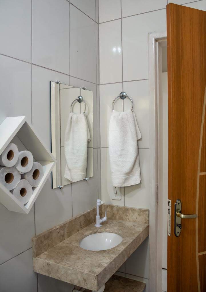 Banheiro da Casa Amarela com conforto e praticidade para hóspedes em Alcobaça-BA