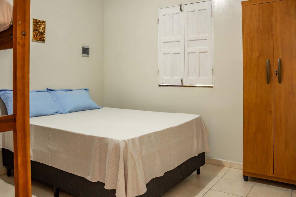 Espaço para descanso com cama de casal, beliche e ar-condicionado em Alcobaça-BA