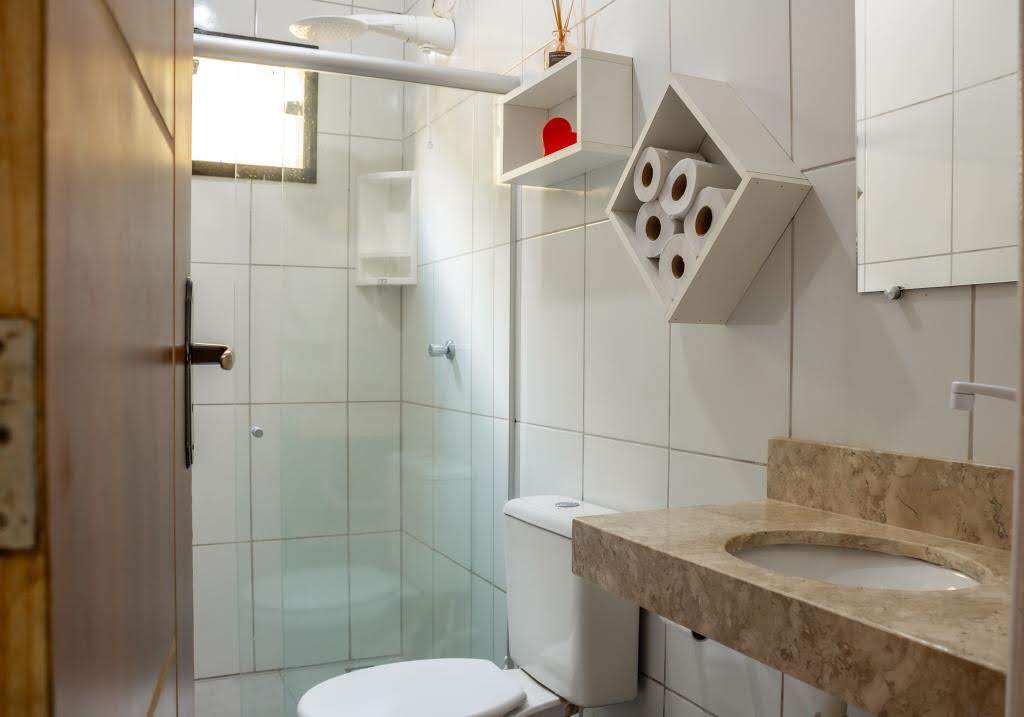 Detalhes do banheiro da Casa Amarela para uma hospedagem confortável em Alcobaça-BA