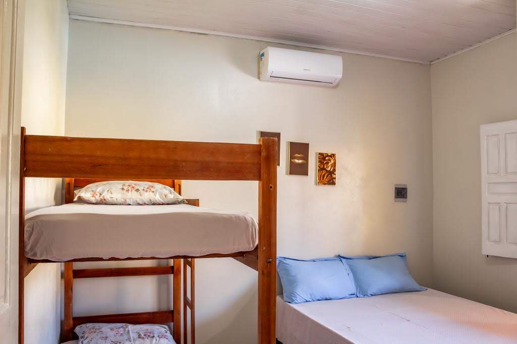 Espaço para descanso com cama de casal, beliche e ar-condicionado em Alcobaça-BA