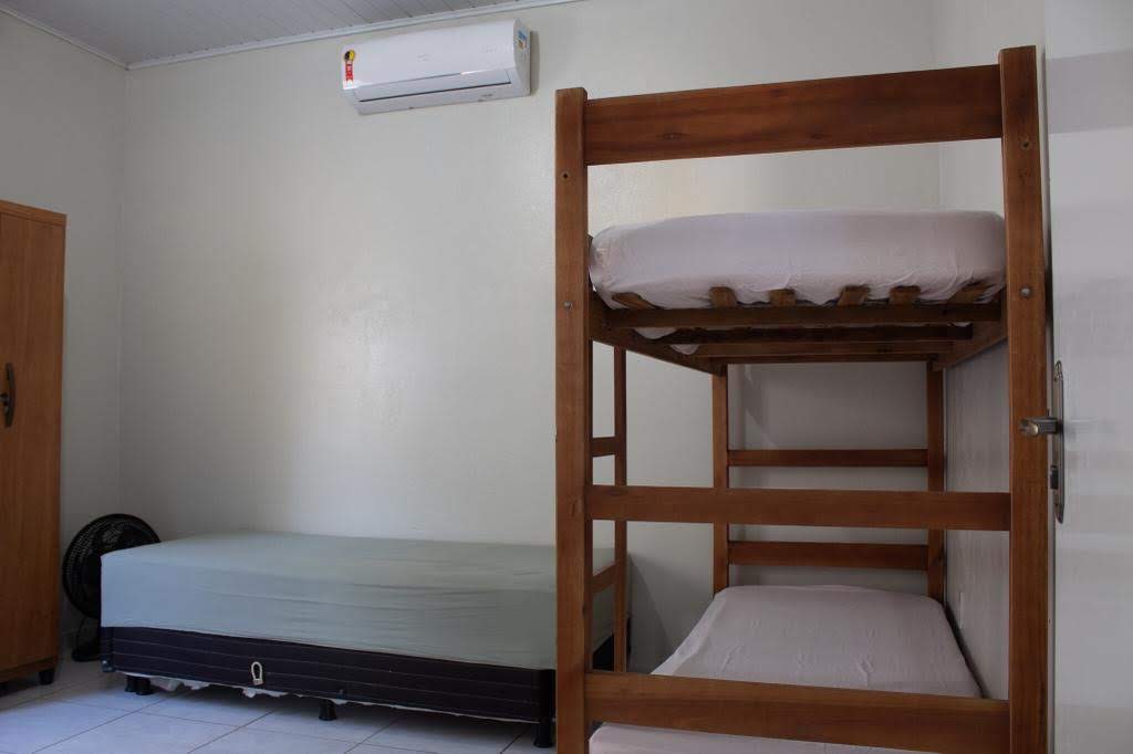Quarto familiar amplo da Casa Amarela para uma estadia confortável em Alcobaça-BA
