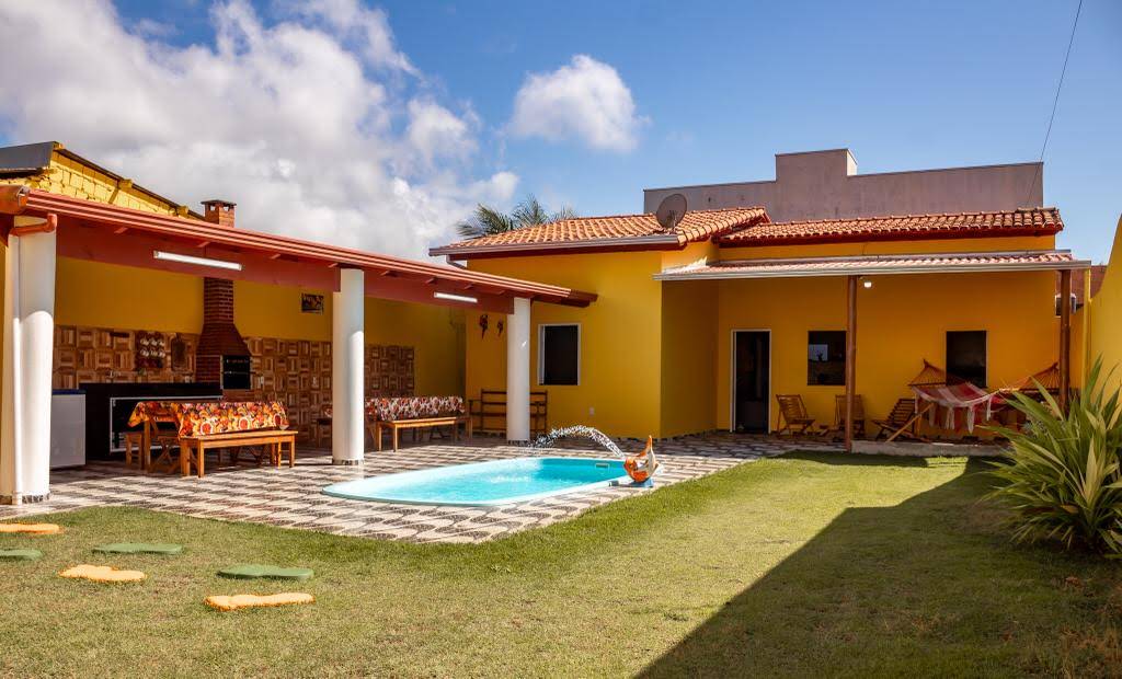 Casa Amarela com piscina privativa para temporada em Alcobaça-BA