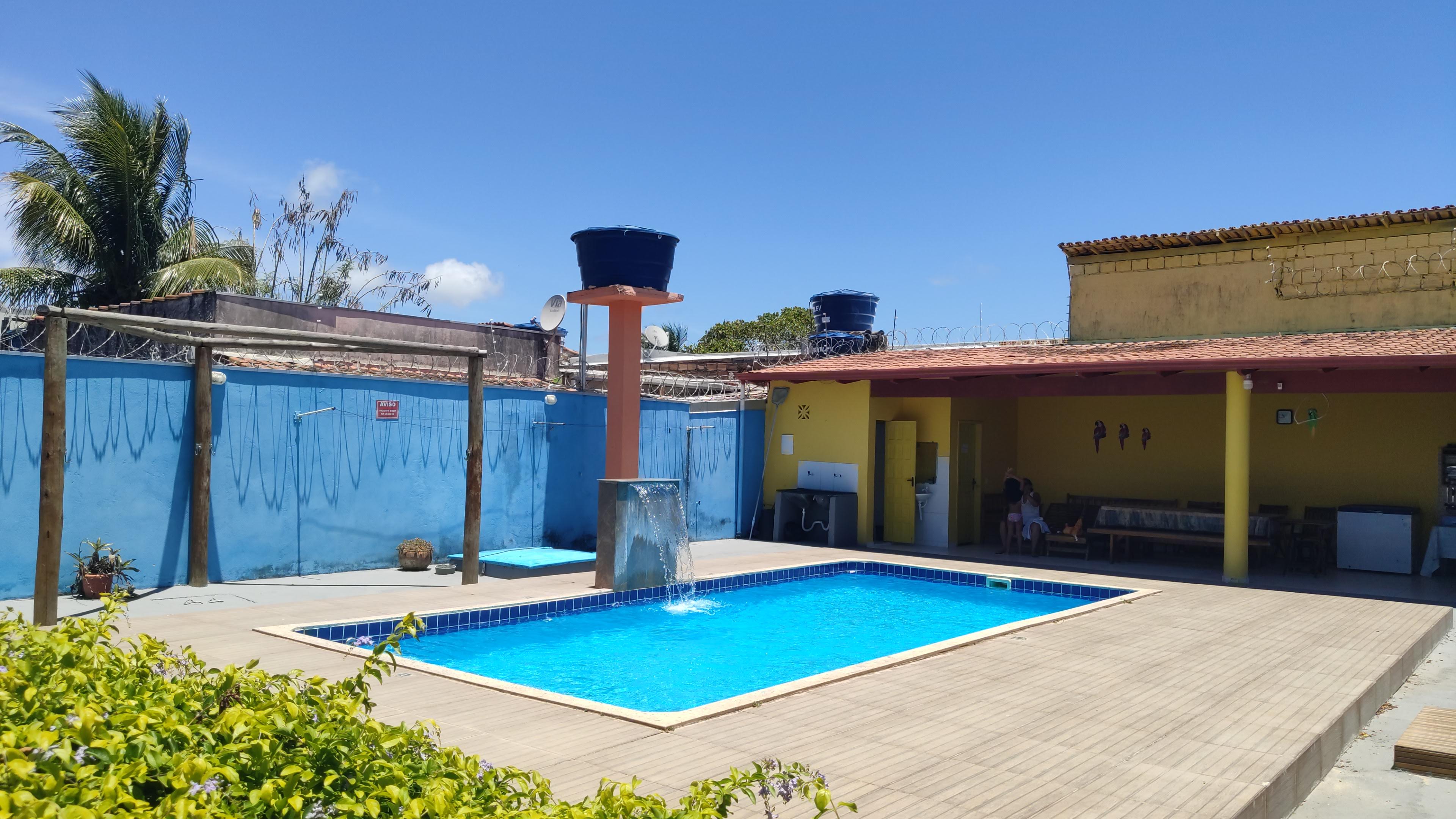 Espaço de lazer da Casa Azul com piscina e área gourmet