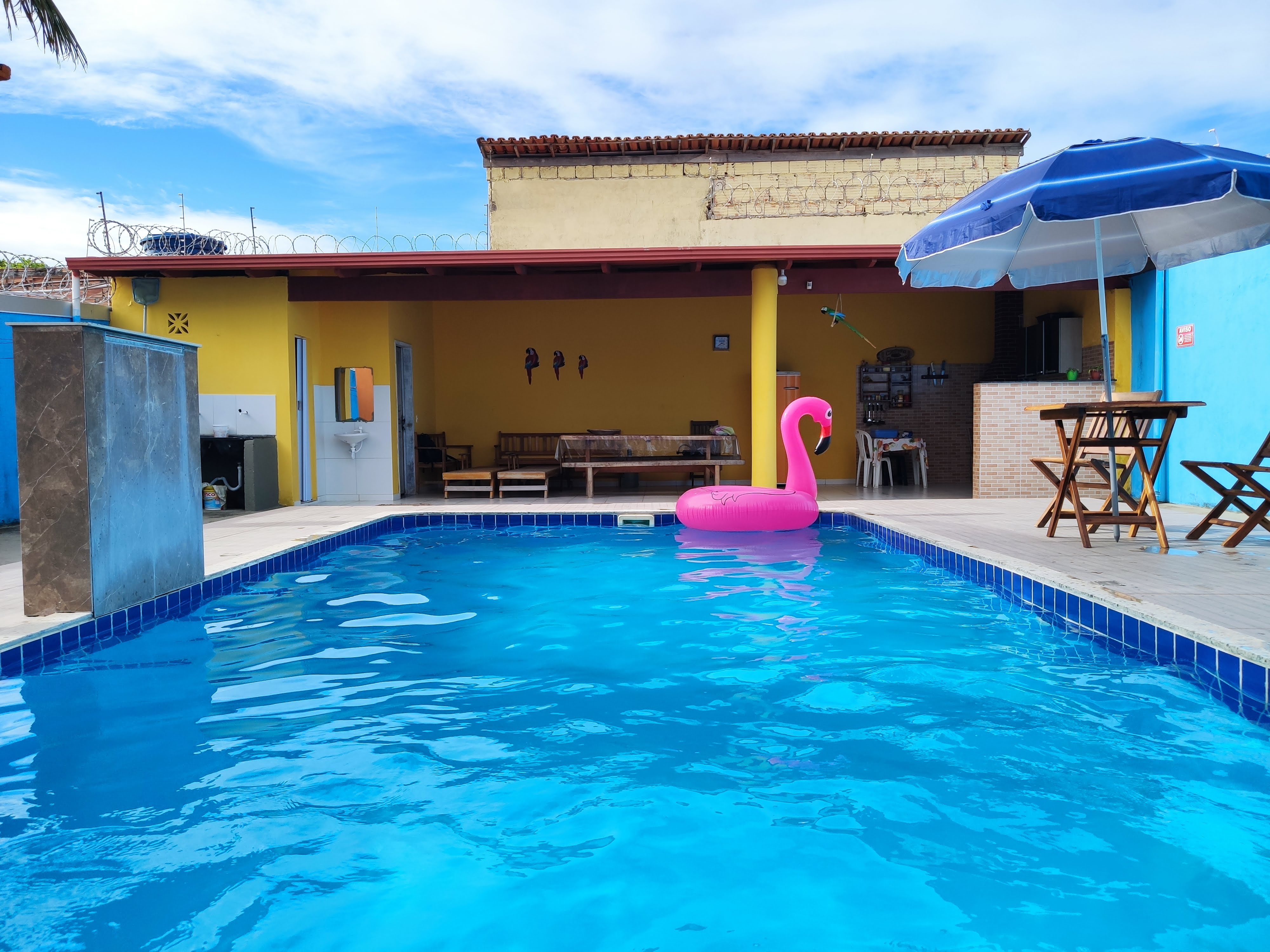 Casa Azul com piscina privativa para temporada em Alcobaça-BA