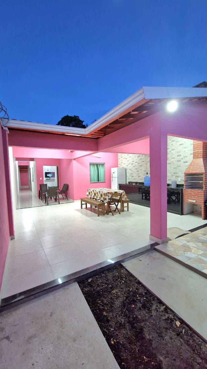 Casa Rosada com estrutura completa para família em Alcobaça-BA
