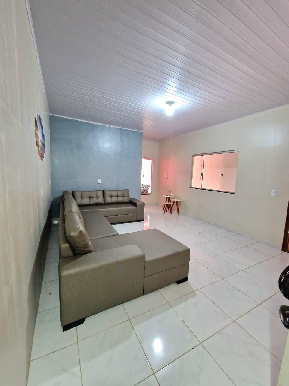 Sala de estar da Casa Rosada ideal para relaxar em família em Alcobaça-BA