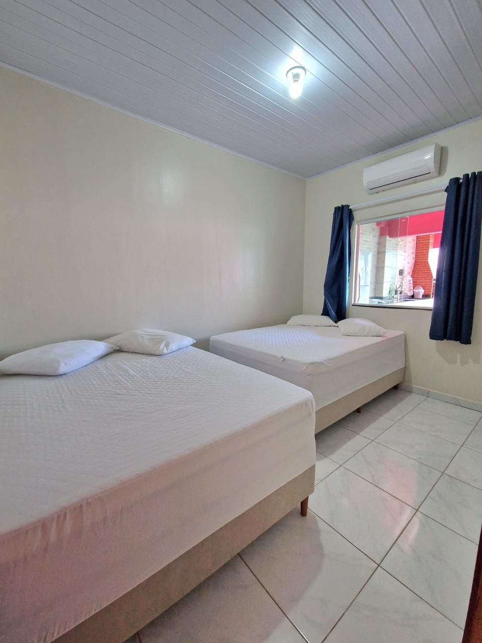 Quarto da Casa Rosada com estrutura acolhedora para famílias em Alcobaça-BA