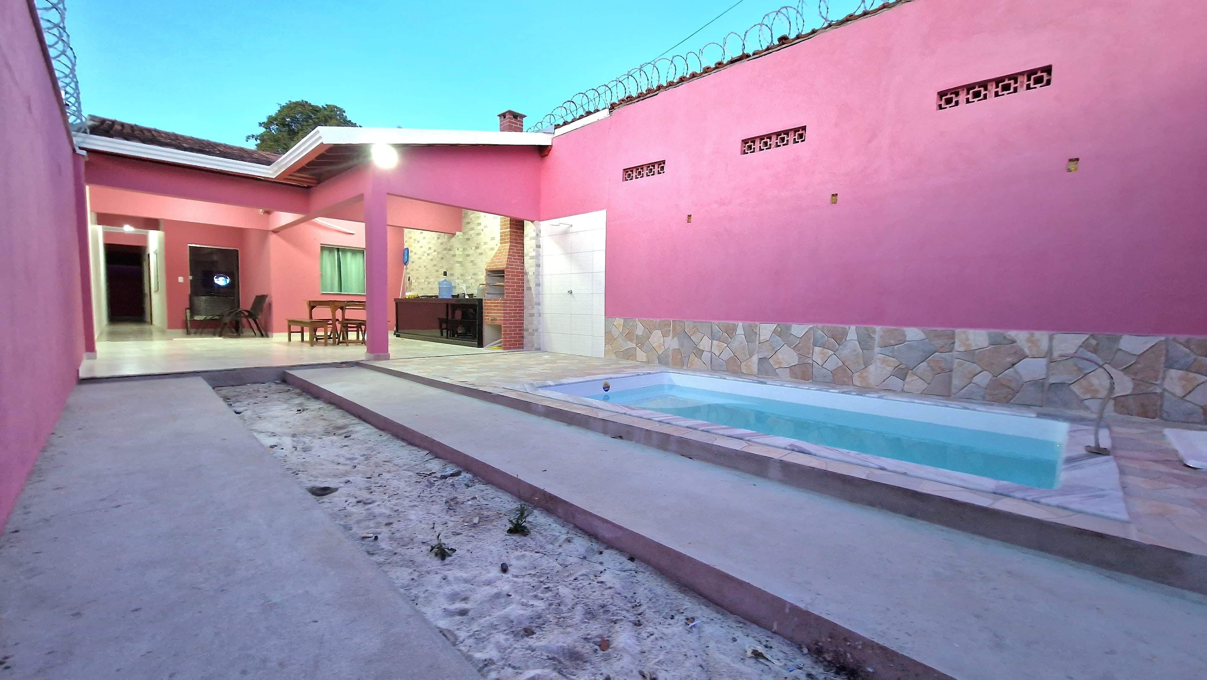 Casa Rosada com piscina para temporada em Alcobaça-BA
