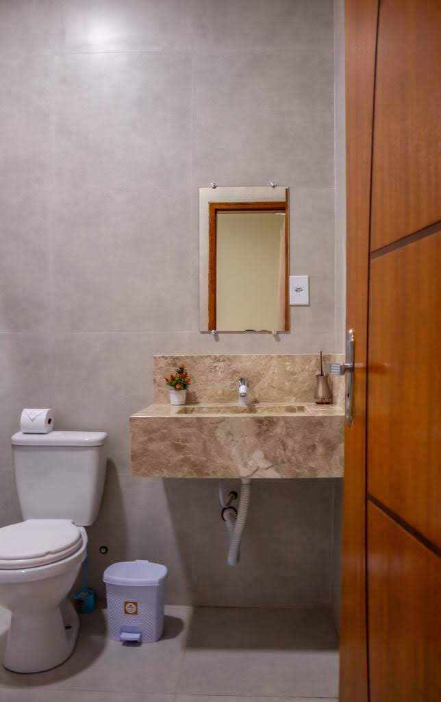 Ambiente limpo e funcional no banheiro da Casa Verde em Alcobaça-BA