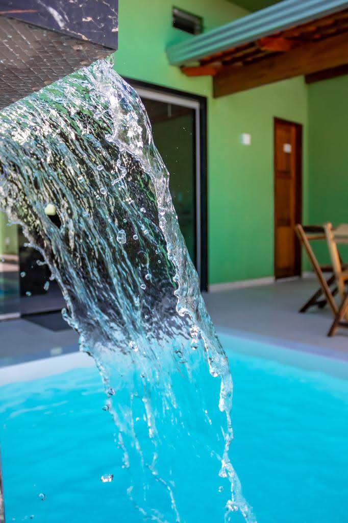 Área de lazer com piscina e cascata na Casa Verde em Alcobaça-BA