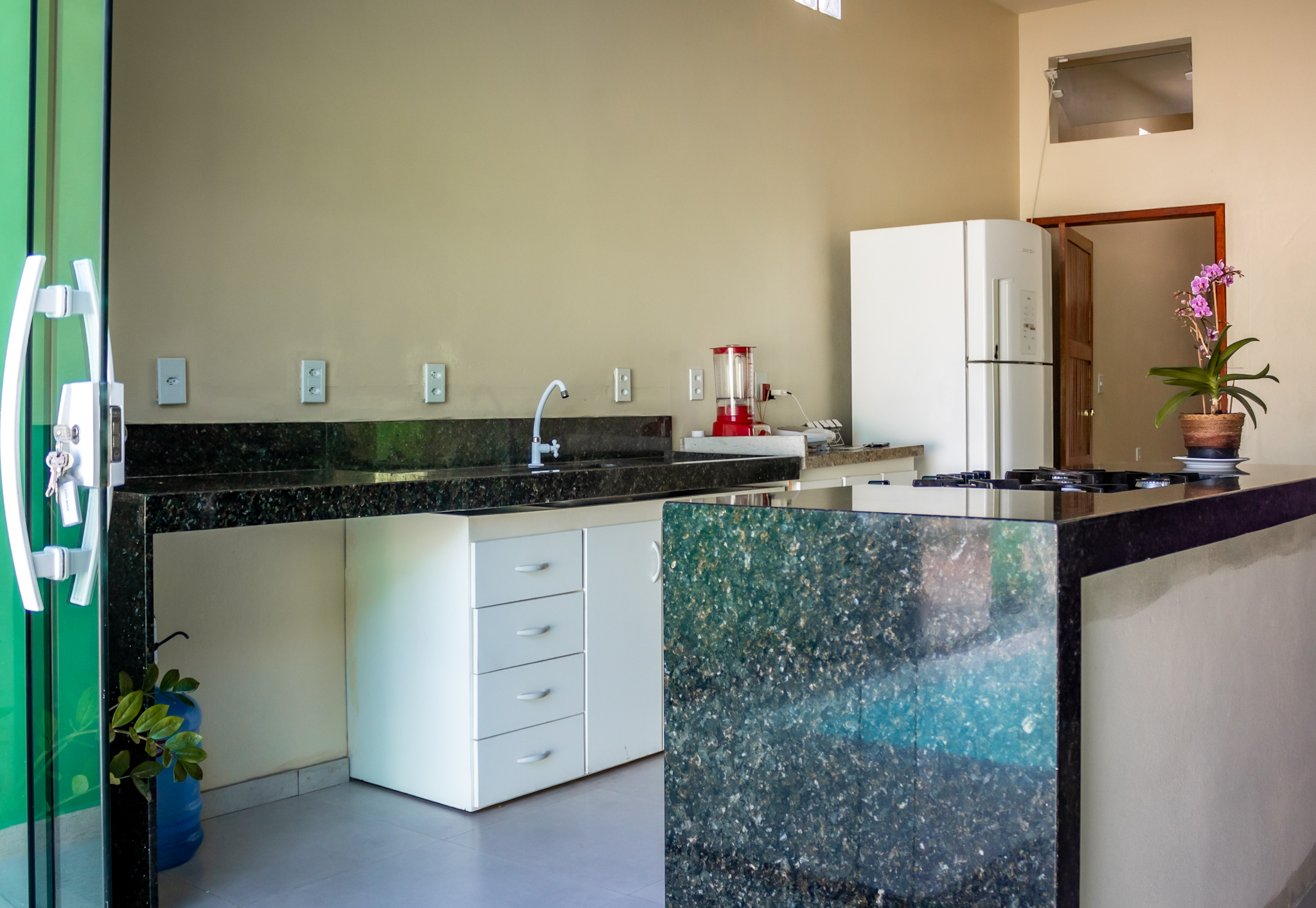 Cozinha da Casa Verde ideal para preparar refeições durante a temporada em Alcobaça-BA