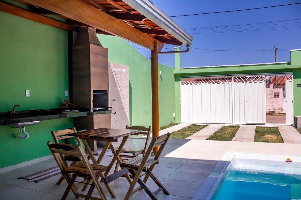 Piscina privativa e garagem da Casa Verde em Alcobaça-BA