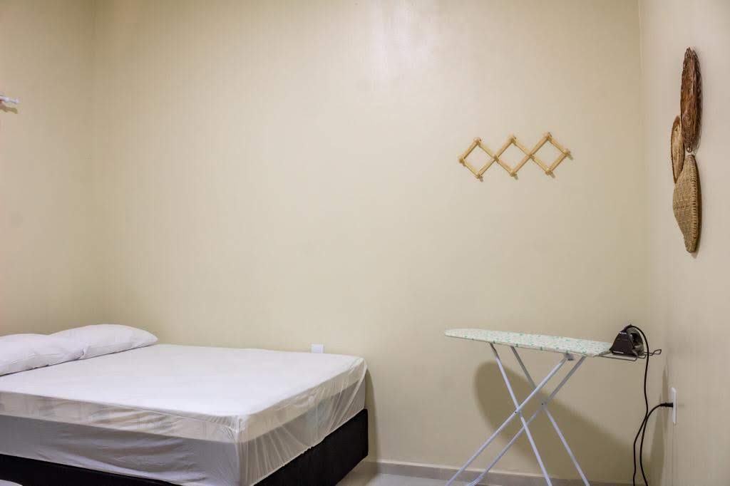 Conforto e praticidade em quarto climatizado com duas camas de casal na Casa Verde em Alcobaça-BA