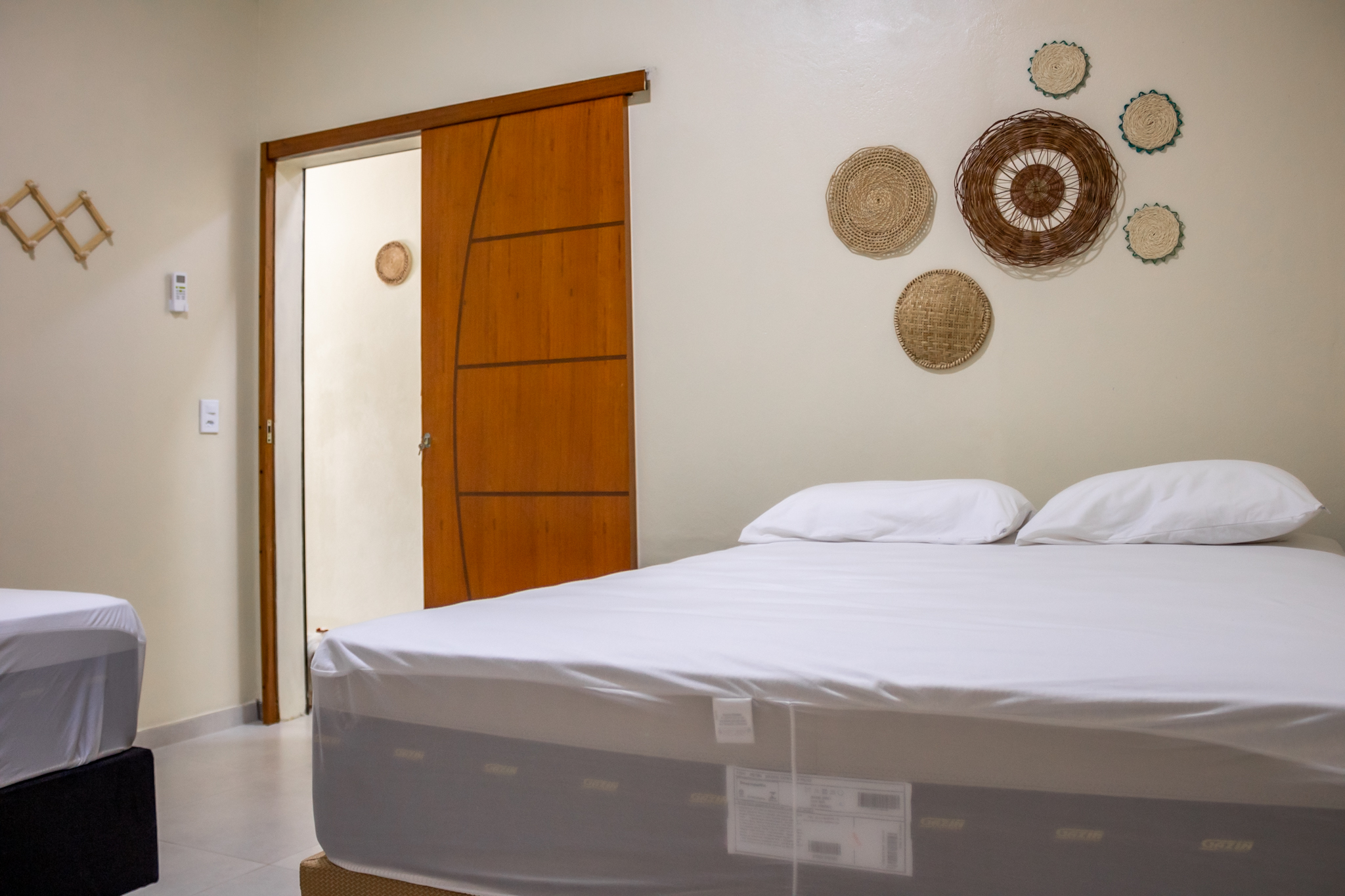 Suíte da Casa Verde ideal para descanso com ar-condicionado em Alcobaça-BA