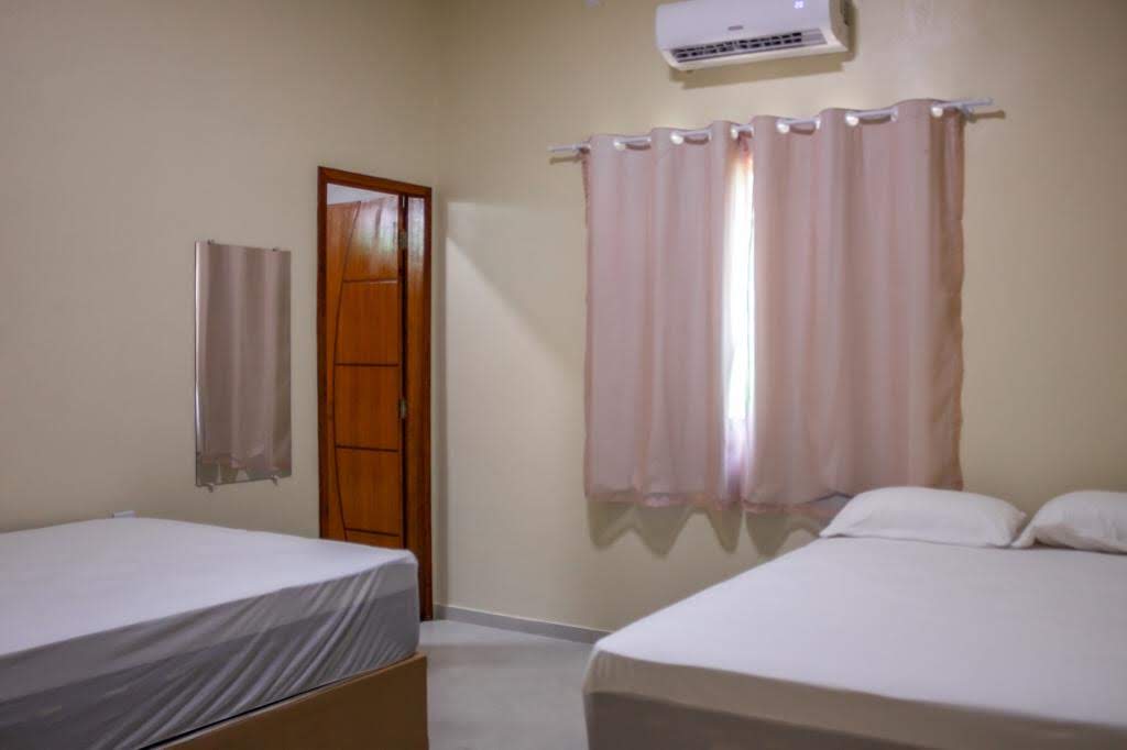 Quarto suíte da Casa Verde com ar-condicionado em Alcobaça-BA
