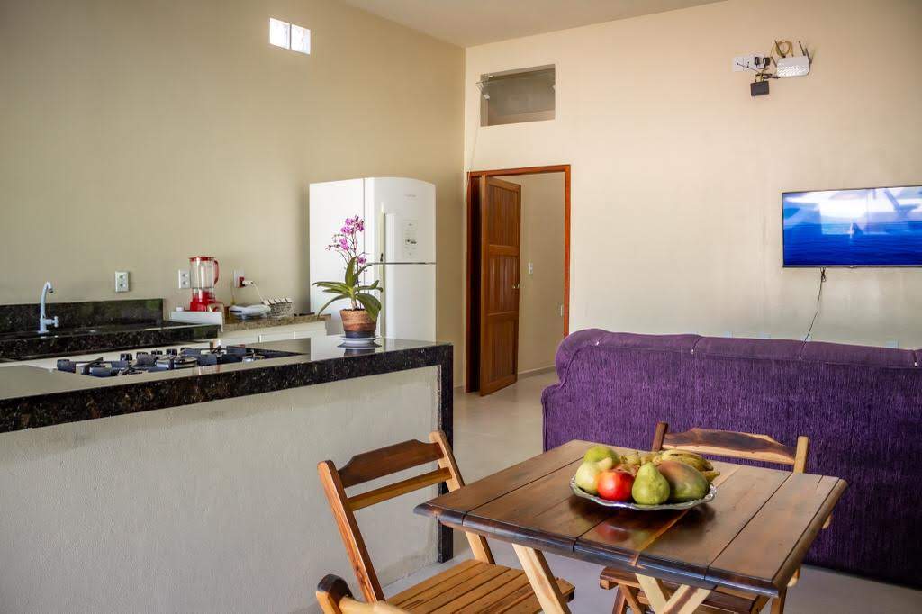 Sala e cozinha integradas da Casa Verde para conforto em Alcobaça-BA
