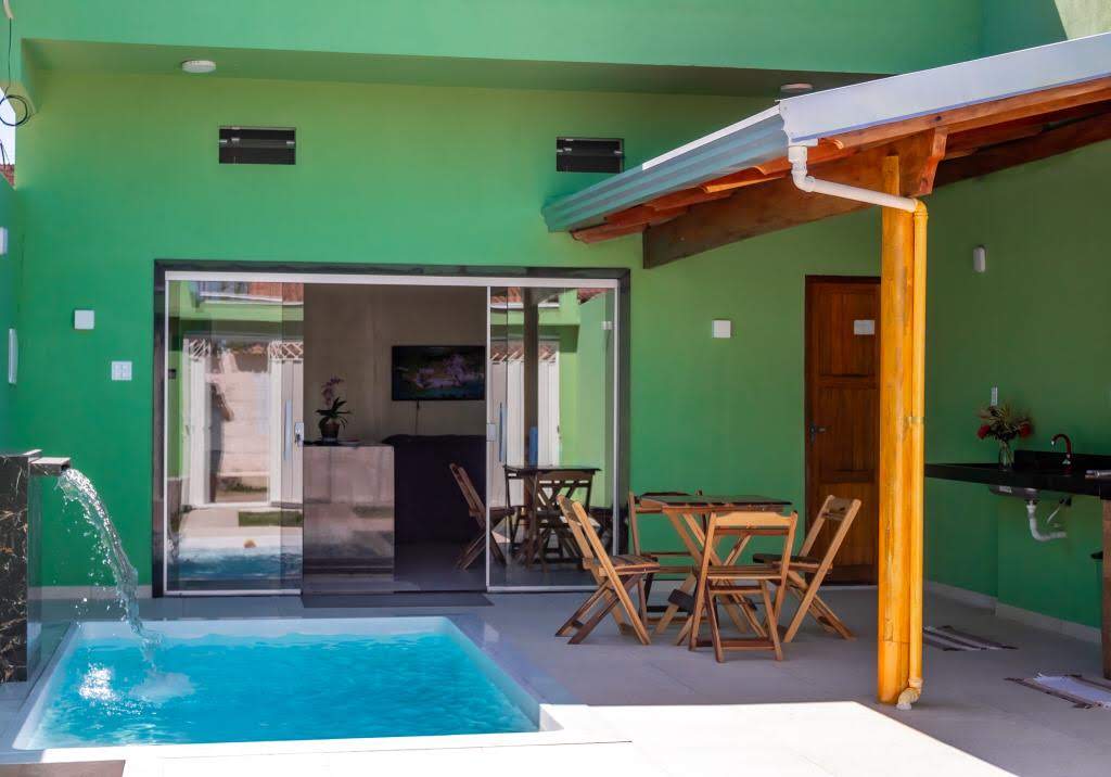 Casa Verde com piscina privativa para temporada em Alcobaça-BA